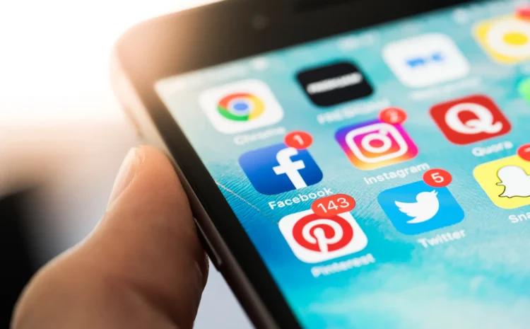 social-media-app-icons-on-smartphone social-media-app-icons-on-smartphone